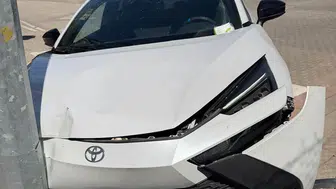 Siirt'te otomobil direğe çarptı: Yaralı yok, maddi hasar var