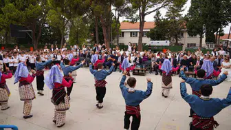 Ayvalık'ta ilköğretim haftasında coşkulu kutlama edilen gelenekler yaşatıldı