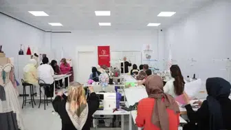 Farklı meslek gruplarından kadınlar moda eğitimi alarak girişimci olmaya hazırlanıyor