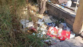 Boş arazide otopark ve çöplük birleşti, kötü koku yayılıyor