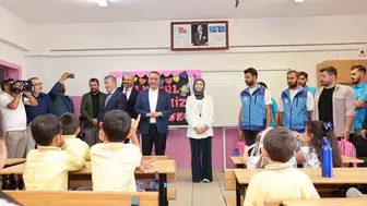 Sultangazi Belediyesi'nden minik öğrencilere kırtasiye sürprizi