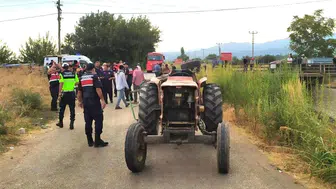 Turgutlu’da işçi taşıyan traktör devrildi: 4 kişinin durumu iyi