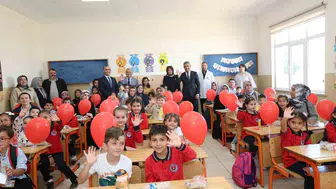 Erzurum'da uyum haftası coşkusu: İl Müdürü minik öğrencilerle buluştu