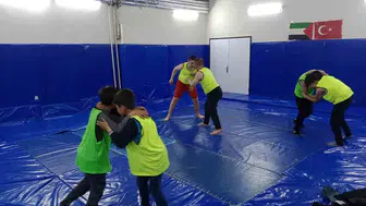 Hasköy’de genç güreşçiler mücadelesini sürdürüyor