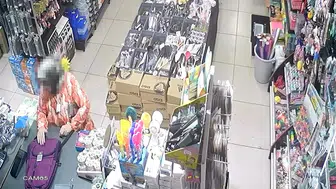 Mağazada çanta çalan kadının kaçışı esnafı şoke etti