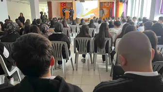 Polisler lise öğrencilerine mesleklerini tanıttı ve eğitim verdi