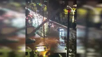 Ankara'nın Sincan ilçesinde yoğun yağış nedeniyle araçlar mahsur kaldı