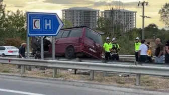 Edirne'de araç bariyerler üzerinde 35 metre sürüklendi: Sürücü hafif yaralı