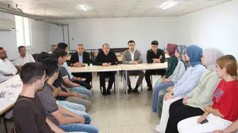 Erzin kaymakamı üniversiteye yerleşen öğrencilerin mutluluğunu paylaştı
