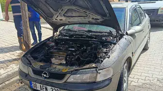 Tatvan’da park halindeki otomobil yangında kullanılamaz hale geldi