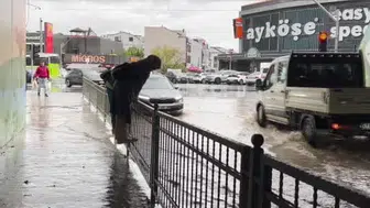 Kocaeli'de sağanak yağış yolları suyla doldurdu