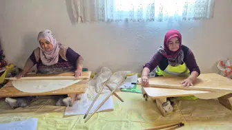 Yozgat'ta imece usulü geleneksel yufka ekmek hazırlığı devam ediyor