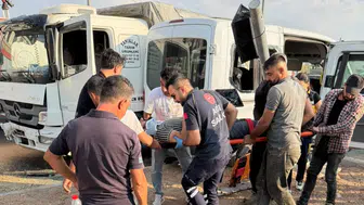 Buğday yüklü kamyon ile minibüs çarpıştı: 6 kişi yaralandı
