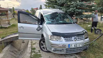 Sarıkamış'ta trafik kazası: hafif ticari araç devrildi, 2 kişi yaralandı