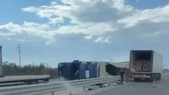 Konya'da kontrolden çıkan tır devrildi, yükü yola saçıldı