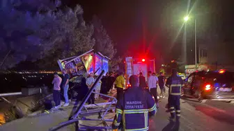 Mardin'de direksiyon hakimiyetini kaybeden sürücü reklam panosuna çarptı: 3 yaralı