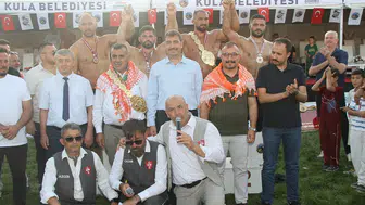 Kula’da geleneksel yağlı güreşlerde Feyzullah Aktürk başpehlivan oldu