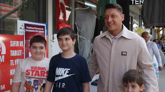 Mesut Özil, Sakarya'da vatandaşlarla buluşarak ilgi odağı oldu