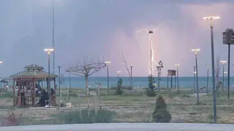 Van geceyi aydınlatan şimşekler ve yağmurla güzel bir manzara sundu