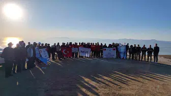 Doğaseverler Nemrut Kalderası'nda 40 kilometre yürüyüşle doğal güzelliklere dikkat çekti