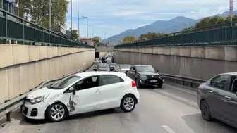 Bursa'da alt geçitteki kaza: ticari araç otomobile çarptı