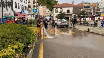 Ayancık'ta yoğun yağış sonrası temizlik çalışmaları başladı