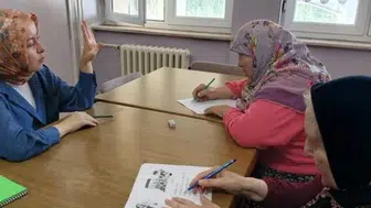 Bilecik huzurevi sakinleri okuma-yazma kursuyla yeni bir başlangıç yapıyor