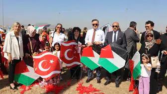 Kayseri'de minik öğrencilerden barış mesajı: Uçurtmalar gökyüzünde buluştu