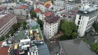 Yağmur sonrası çöken otel katı Fatih'te paniğe yol açtı