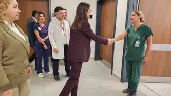 Kadın doğum servisinde inceleme yapan başhekim, çalışanları ve anneleri unutmadı