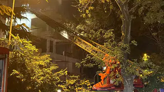 Bakırköy'de boşaltılan binanın çatısı alev alev yandı