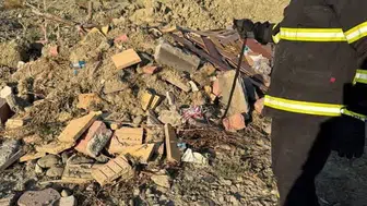 Arsuz'da evin içine giren yılan itfaiye tarafından yakalandı