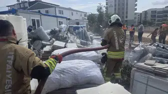 Antakya'da şantiye içindeki malzeme yangını kontrol altına alındı