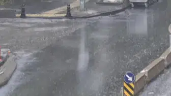 Ankara'da sağanak yağış devrilen ağaçla trafiği olumsuz etkiledi