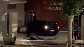 Aksu'da gece kaza: Kontrolden çıkan araç okul bahçesine girdi