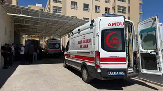 Siverek'te park halindeki traktörün altında kalan 2 yaşındaki çocuğu kurtarmaya çalışan amcası da yaralandı