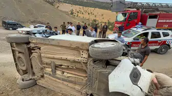 Derecik’te virajı alamayan otomobil takla attı: Karı koca hastaneye kaldırıldı