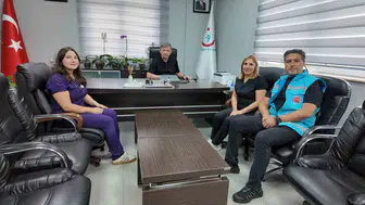 Gediz Devlet Hastanesi'nde hemşire çiftin evladı hekim olarak göreve başladı