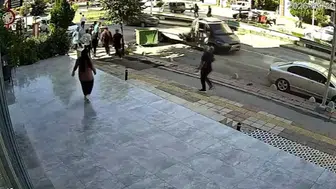 Malatya'da minibüsle motokuryenin ilginç karşılaşması: Saniyelerle kurtuldu