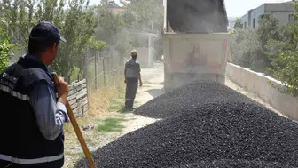 Hatay'da asfalt işçileri zorlu sıcaklarda canla başla çalışıyor