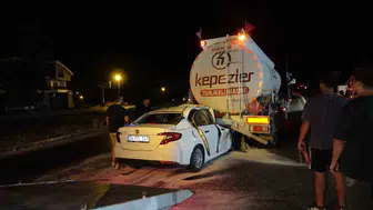 Otomobilin tankere sıkıştığı kaza, yakıtın boşaltılmasıyla çözüldü