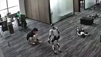 İnsansı robotun geliştiricisine aniden saldırdığı gösteride şaşkınlık yarattı