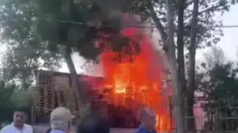Denizli'deki palet fabrikasında yangın paniği: İtfaiye ekipleri zamanında müdahale etti