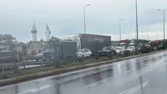 Bandırma'da rüzgar gülü taşıyan tıra otomobil çarptı, 4 yaralı