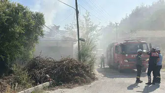 Burdur'da çıkan ev yangını mahalleliyi endişelendirdi