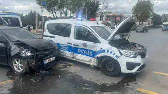 Adapazarı'nda polis aracı ile otomobil çarpıştı: 5 yaralı