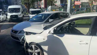 Samsun'da kontrolden çıkan otomobil karşı şeritteki araca çarptı: 2 yaralı