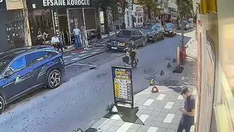 Motosiklet sürücüsü, otomobile çarpmamak için manevra yaparken düştü