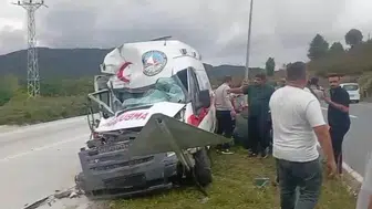 Düzce’de ambulans tıra çarptı, bir kişi yaralandı
