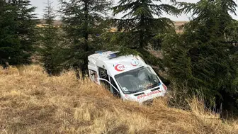 Eskişehir'de hasta nakleden ambulans kaza yaptı: 3 yaralı